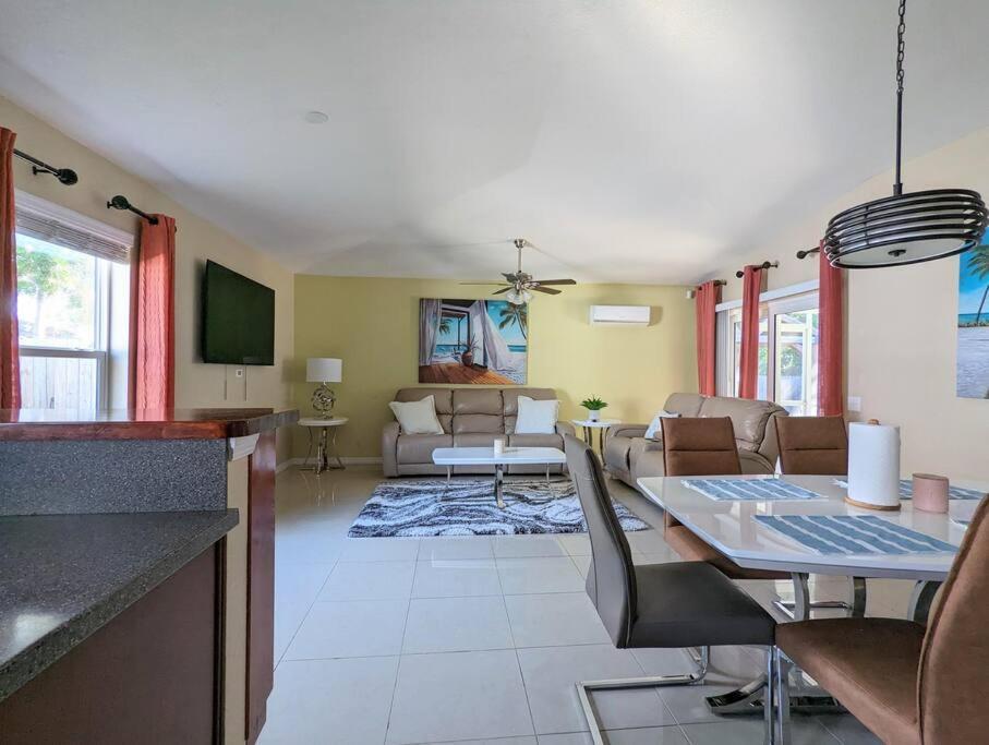 3Bed & 2Bath Property Couple Minutes From Siesta Key Beach & Downtown Sarasota Dış mekan fotoğraf